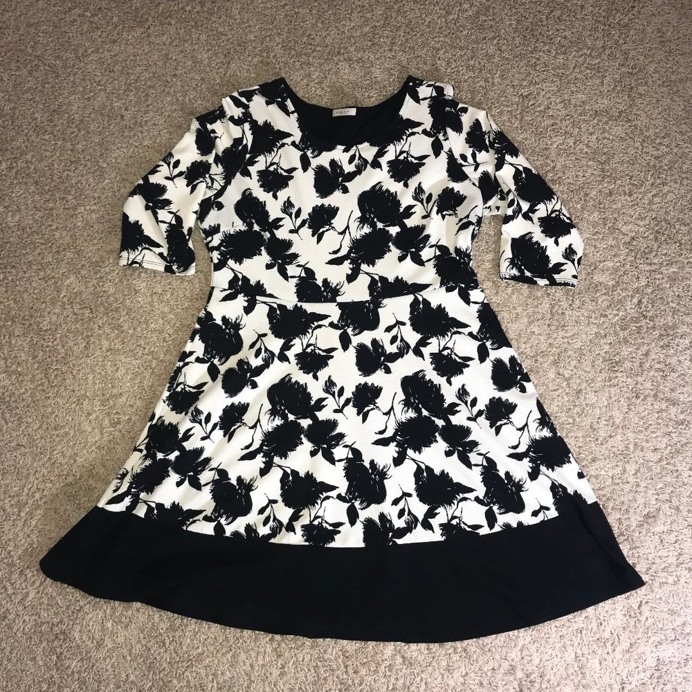 Gilli White and black flower dress